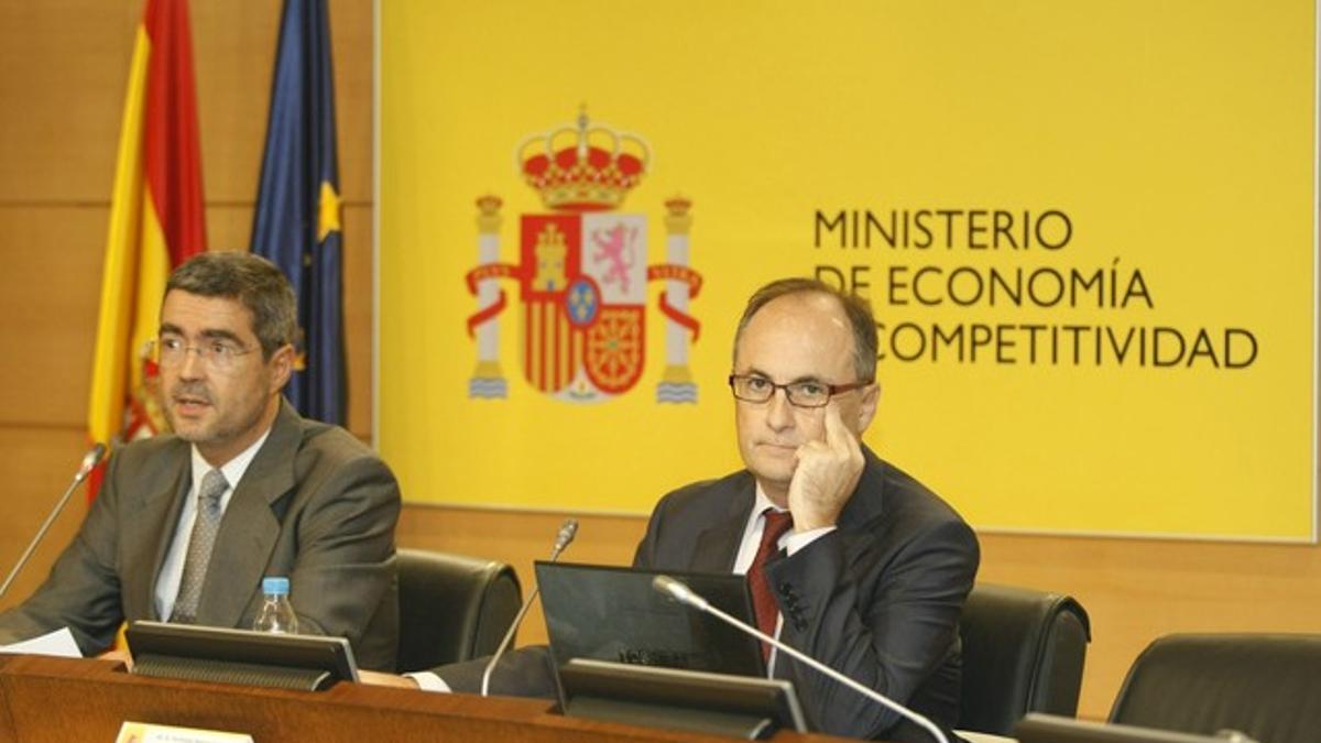 El secretario de Estado de Economía, Fernando Jiménez Latorre, y el subgobernador del Banco de España, Fernando Restoy, durante la presentación del informe.