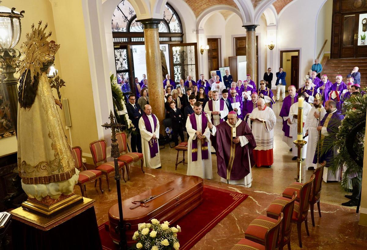 El arzobispo Benavent aspergea con agua bendita el féretro del obispo auxiliar emérito en la capilla ardiente instalada en el palacio arzobispal de València.