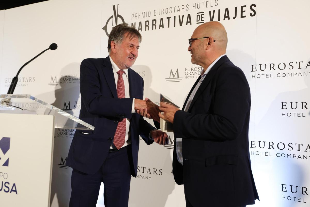 Amancio López, presidente de Grupo Hotusa, entrega del 19º Premio Eurostars Hotels de Narrativa de Viajes a Antonio Fornés.