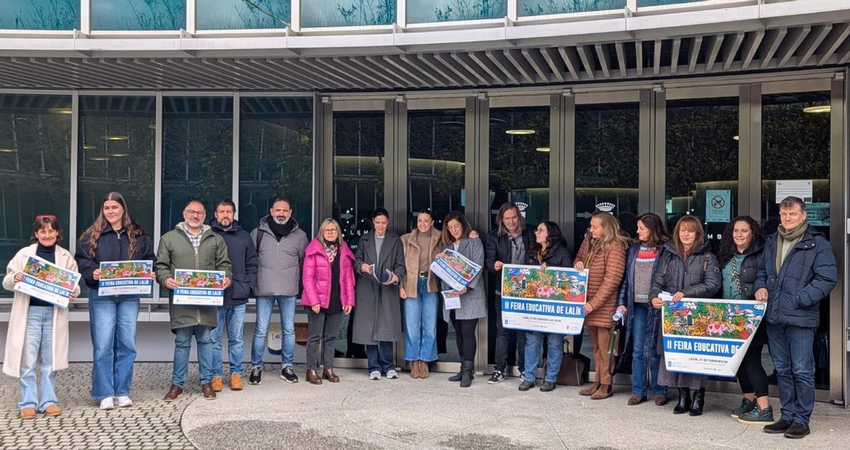 Paz Pérez y Begoña Blanco con representantes del Centro de Formación e Recursos y de los centros educativos participantes.  |