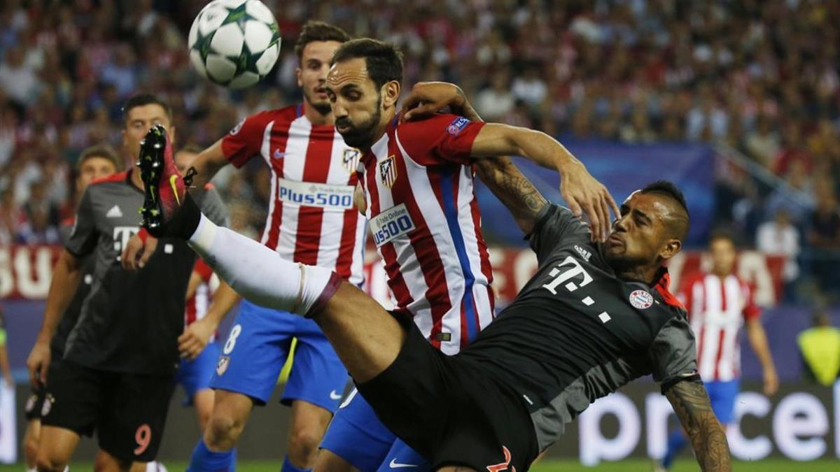 Juanfran y Vidal pelean por el balón durante el Atléetico-Bayern
