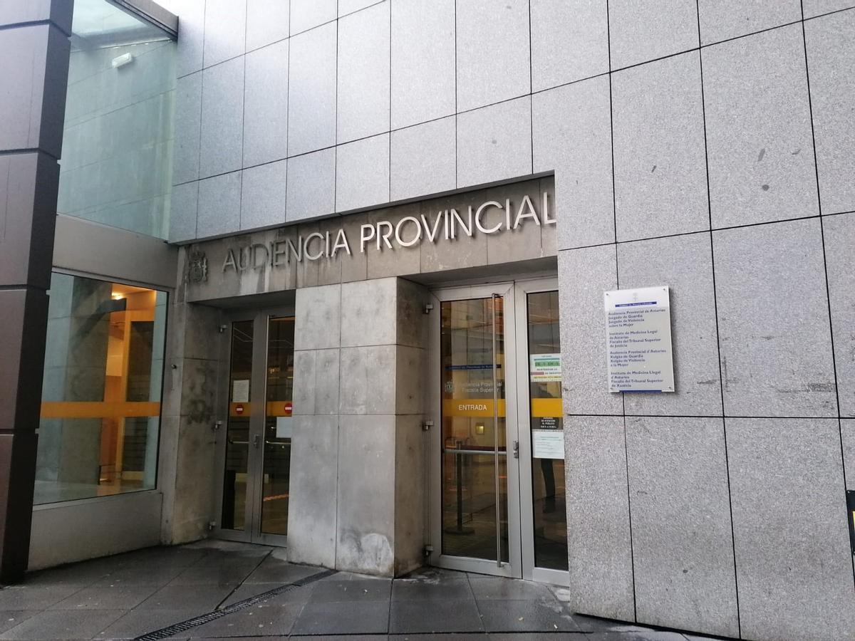 Fachada principal de la Audiencia Provincial de Oviedo.