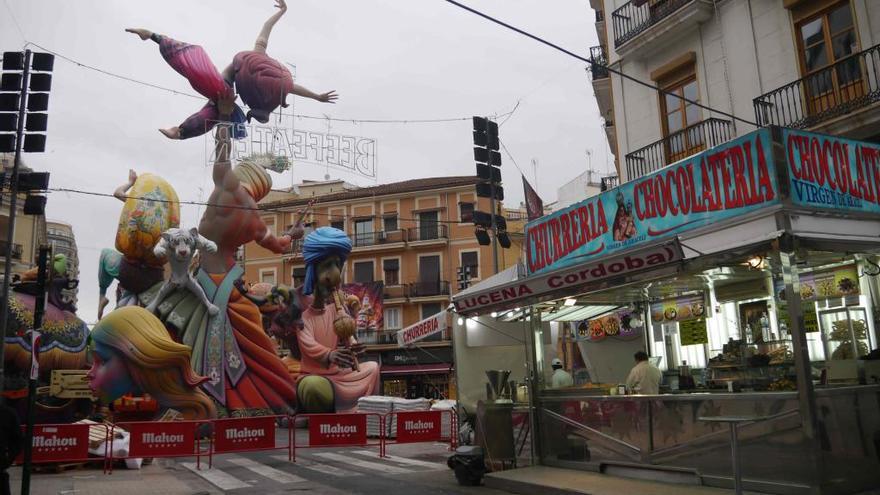 Una churrería instalada junto a una falla en 2017.