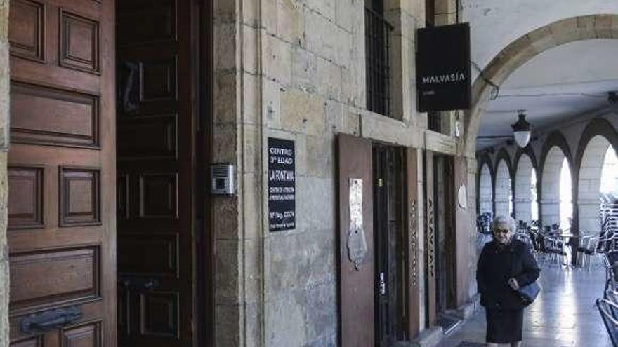 La entrada a la residencia de mayores de la plaza de España.