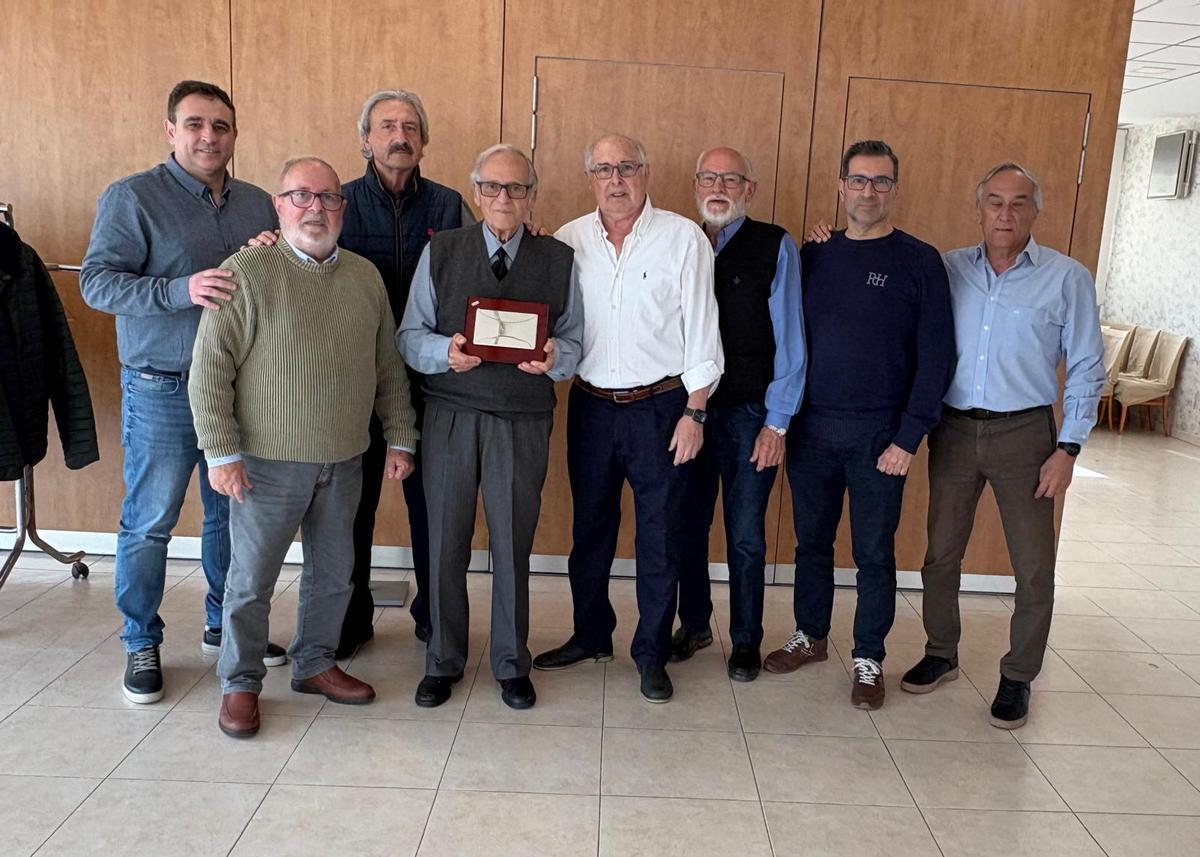 La Junta Directiva nombró socio de honor a Pepín Martín y le entregó una placa por su dedicación durante 33 años como Directivo de la APFV.