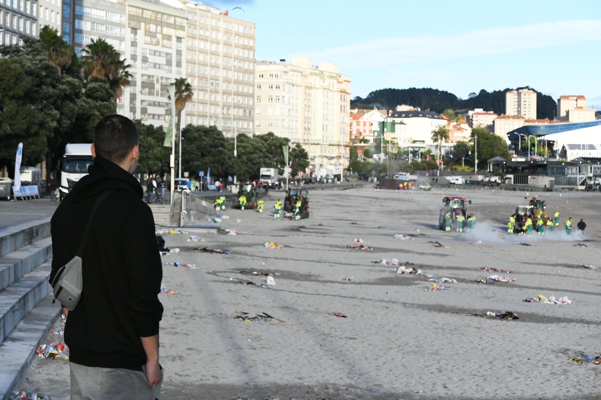 Adiós a la noche de San Juan de A Coruña: la fiesta da paso a los operarios de limpieza