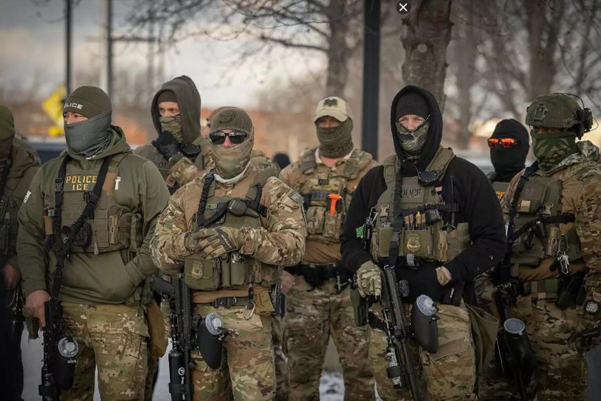 Agents federals desplegats a les proximitats de l'edifici Bishop Henry Whipple a Fort Snelling, seu de l'ICE a l'estat de Minnesota