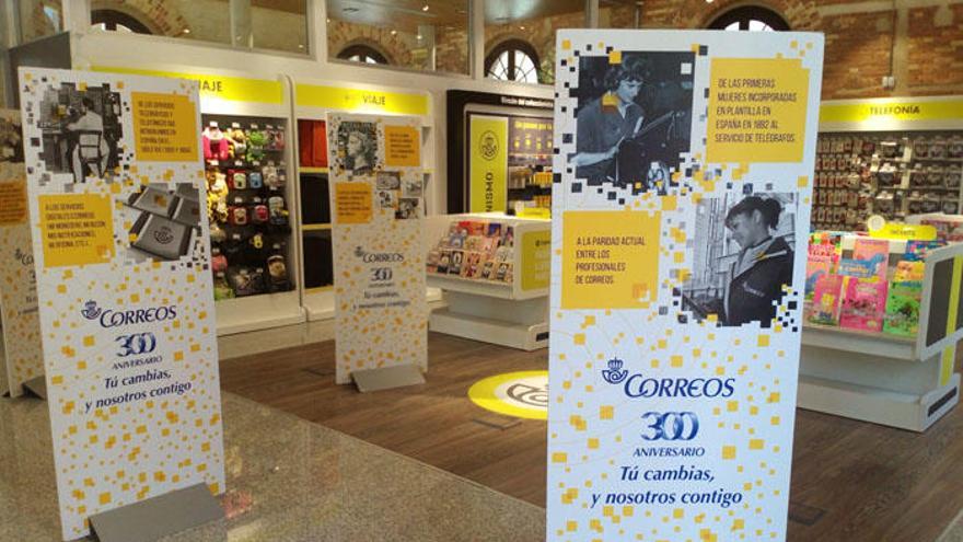 La exposición se ubica en la oficina central de Correos, en la Explanada de la Estación.