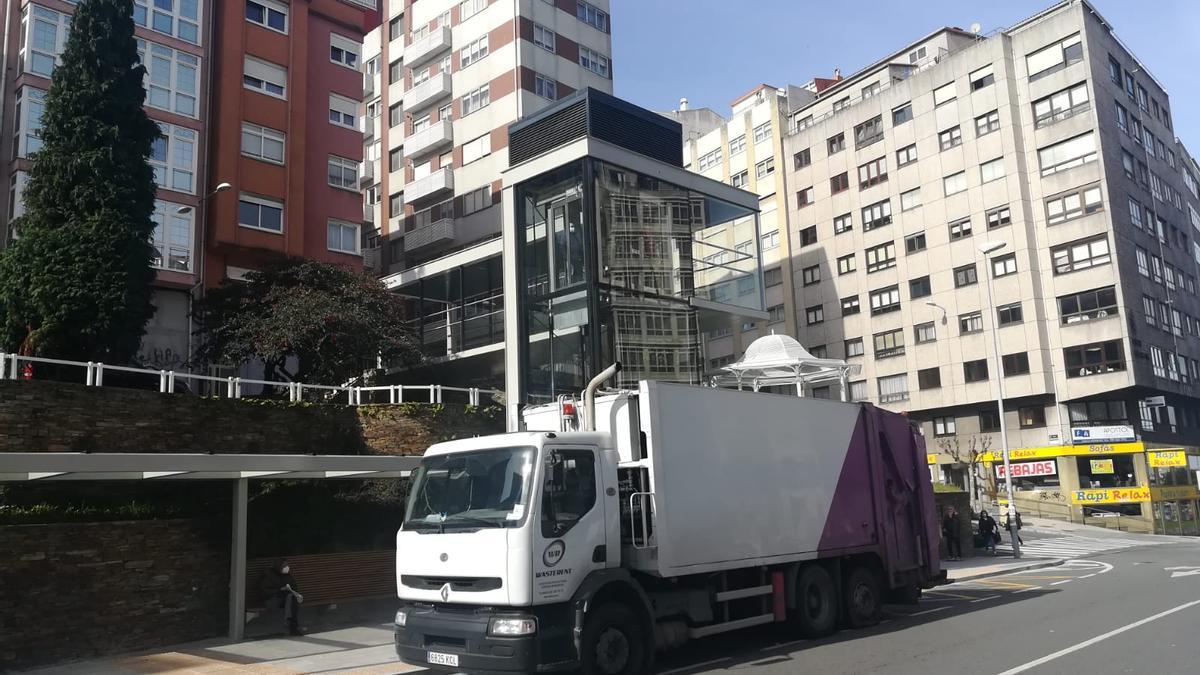 Uno de los camiones presuntamente saboteados, hoy, parado en Os Castros.