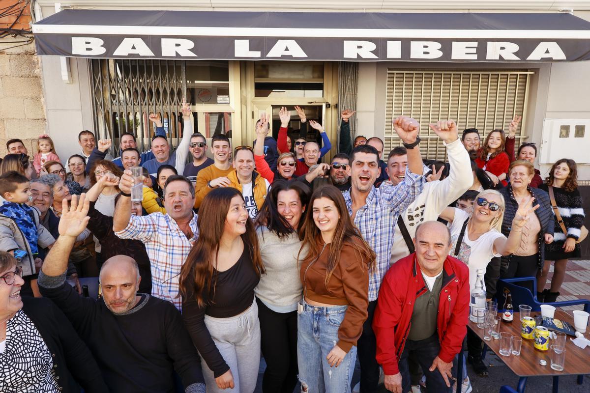 GRAFCVA613. TAVERNES DE LA VALLDIGNA (VALENCIA), 06/01/2023.- Un bar de la localidad de Tavernes de la Valldigna ha repartido unos 3,75 millones de euros del tercer premio de a Lotería del Niño, el 18.918.El bar La Ribera, ha vendido entre su clientela alrededor de 150 décimos del tercer premio, comprados en la administración número 3 de Alzira.Poco después de conocerse que había vendido una parte importante del tercer premio, el bar la Ribera se ha llenado de clientes afortunados, que han celebrado con cava este golpe de suerte, ya que cada décimo tiene un premio de 25.000 euros.EFE/ Biel Aliño