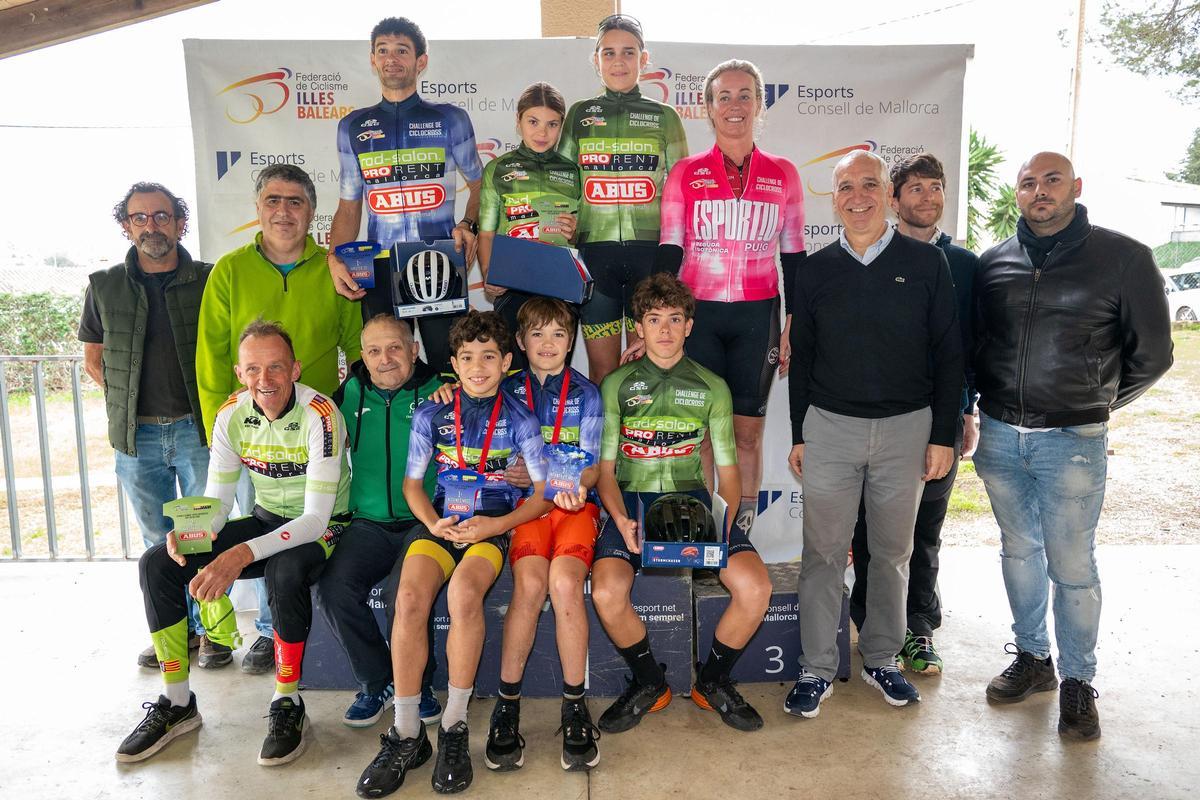 Todos los ganadores de las distintas categorías de la general reunidos en el podio.