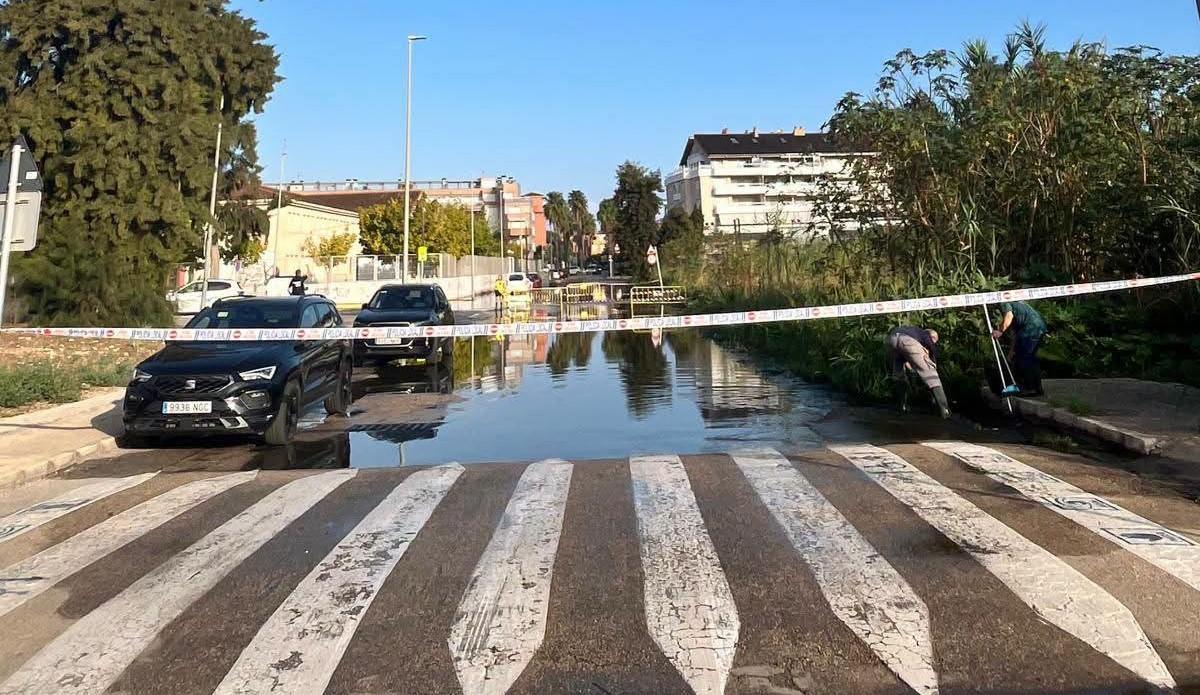 Otra imagen de la calle cortada e inundada de aguas negras