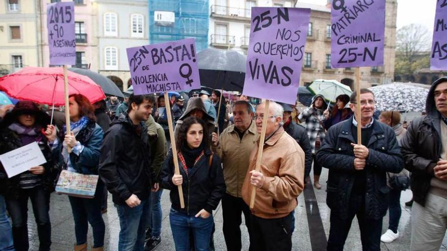 Participantes, ayer, en la concentración contra la violencia de género en Avilés.