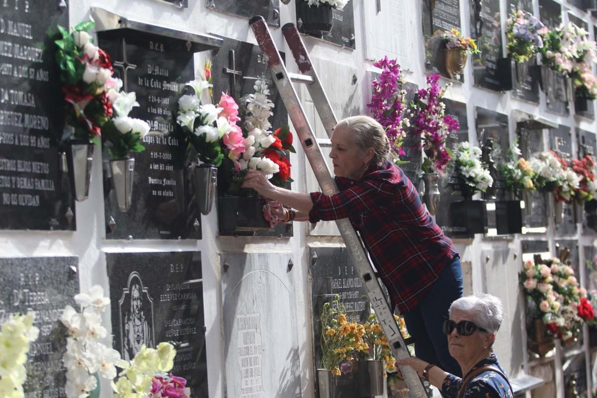 Los cordobeses acuden a los cementerios en la festividad de Todos los Santos