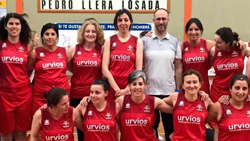 El equipo femenino de madres del club de baloncesto Marchica.