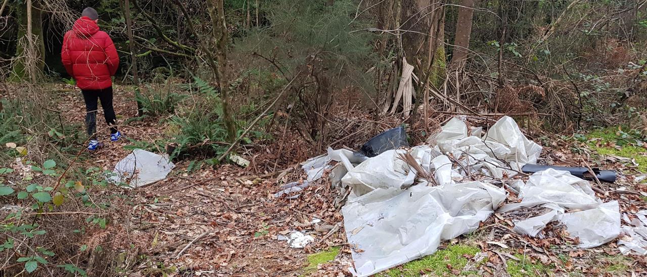 Imagen de archivo de plásticos depositados en montes de Vilagarcía, al lado del río Con.