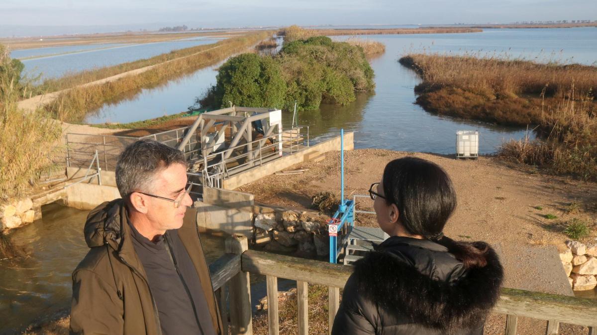 El president de la Junta de Govern de la Comunitat de Regants de l'Esquerra de l'Ebre, Javier Casanova, visitant una de les bombes instal·lada a la bassa de l'Estella, al delta de l'Ebre