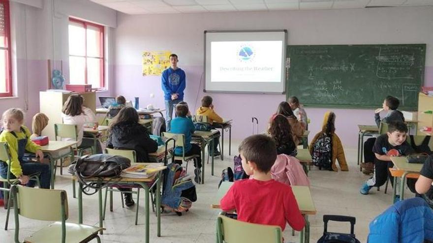 Galicia diseñará «algún tipo de programa» para paliar la salida del plan de auxiliares de conversación ante el riesgo de sanciones millonarias