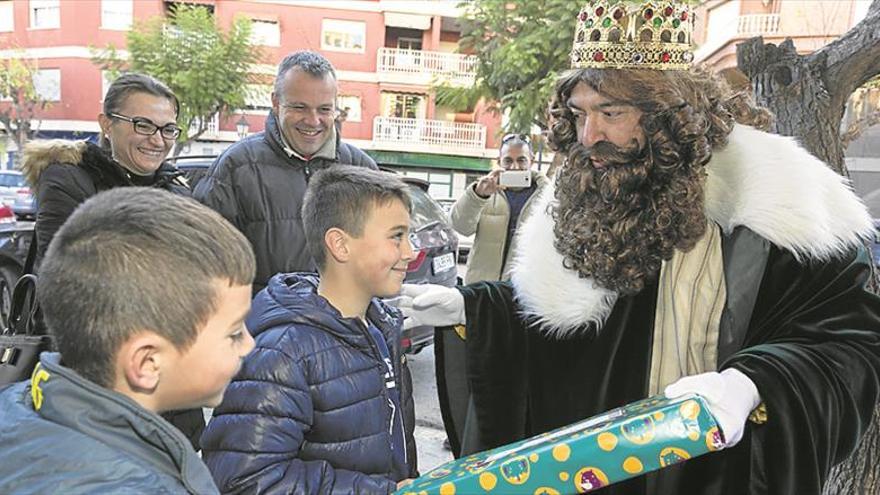 Medio millar de familias reciben la visita directa de los Reyes Magos