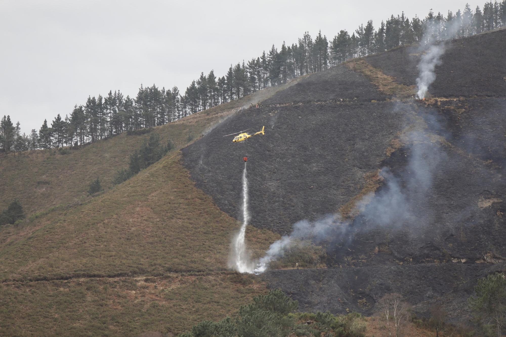 En imágenes: El fuego asedia Asturias, con 51 incendios activos