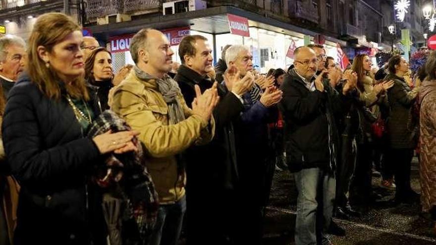 El alcalde y otros miembros de la corporación participaron en la marcha. // J.L.