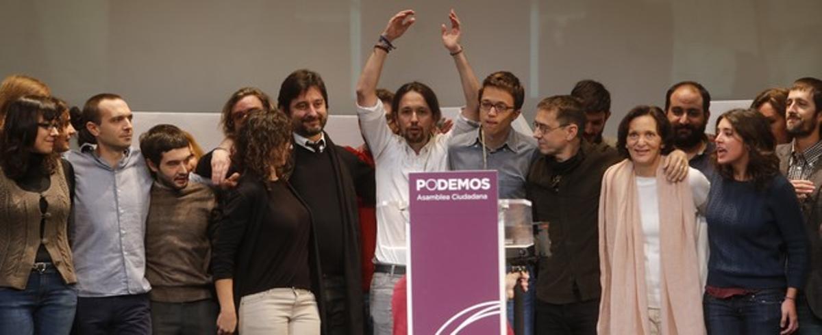 Pablo Iglesias i el seu equip, a l’assemblea celebrada a Madrid en què ha estat proclamat secretari general de Podem.