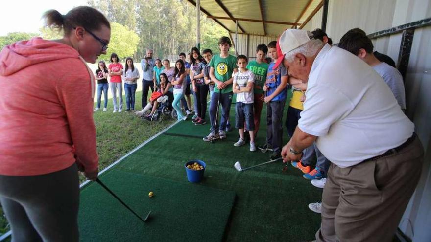 Alumnos del IES Pintor Colmeiro hicieron prácticas de golf ayer por la tarde. // Bernabé/Gutier
