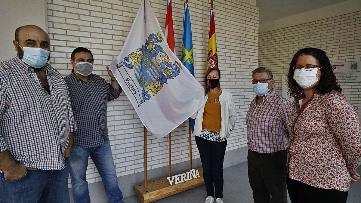 Por la izquierda, José Luis García, Nestor Alves, Ana María García, Juan Antonio Torrontegui y Lidia Campa, ayer, en la sede de la Asociación de Vecinos &quot;San Martín&quot;.