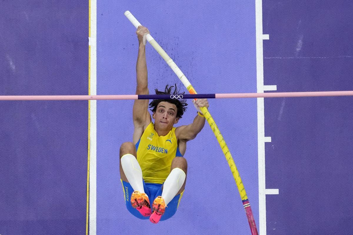 Armand Duplantis, en pleno salto.