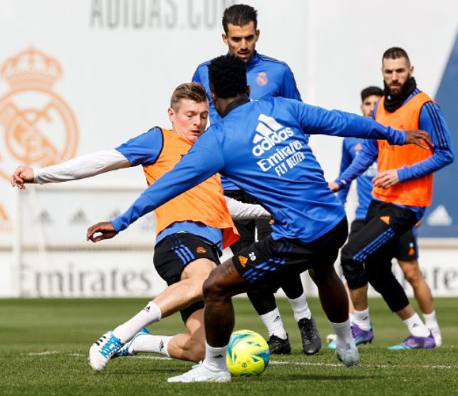 Imagen del entrenamiento del Real Madrid de este viernes en Valdebebas.