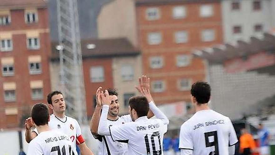 Los jugadores del Caudal felicitan a Pevida tras anotar un gol.