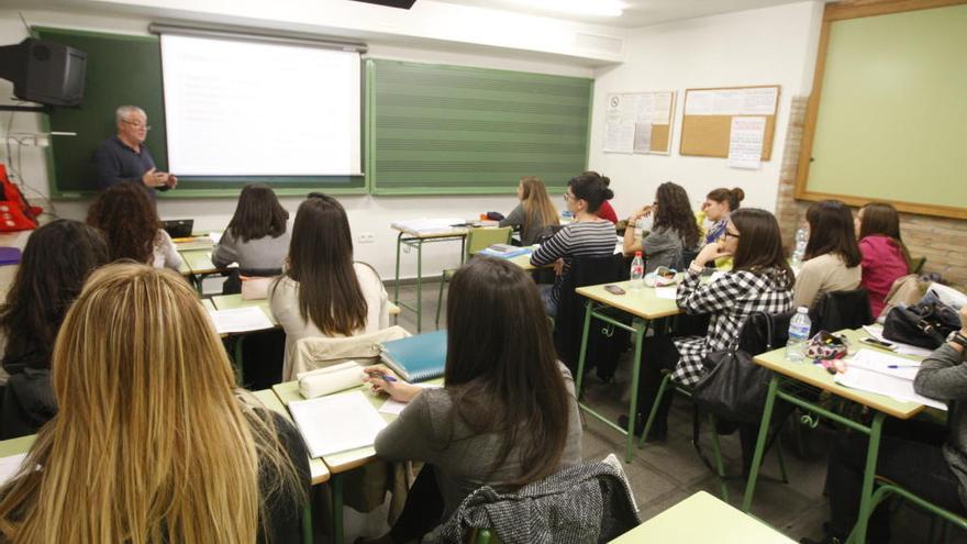 Opositores se preparan en una academia en una imagen de archivo