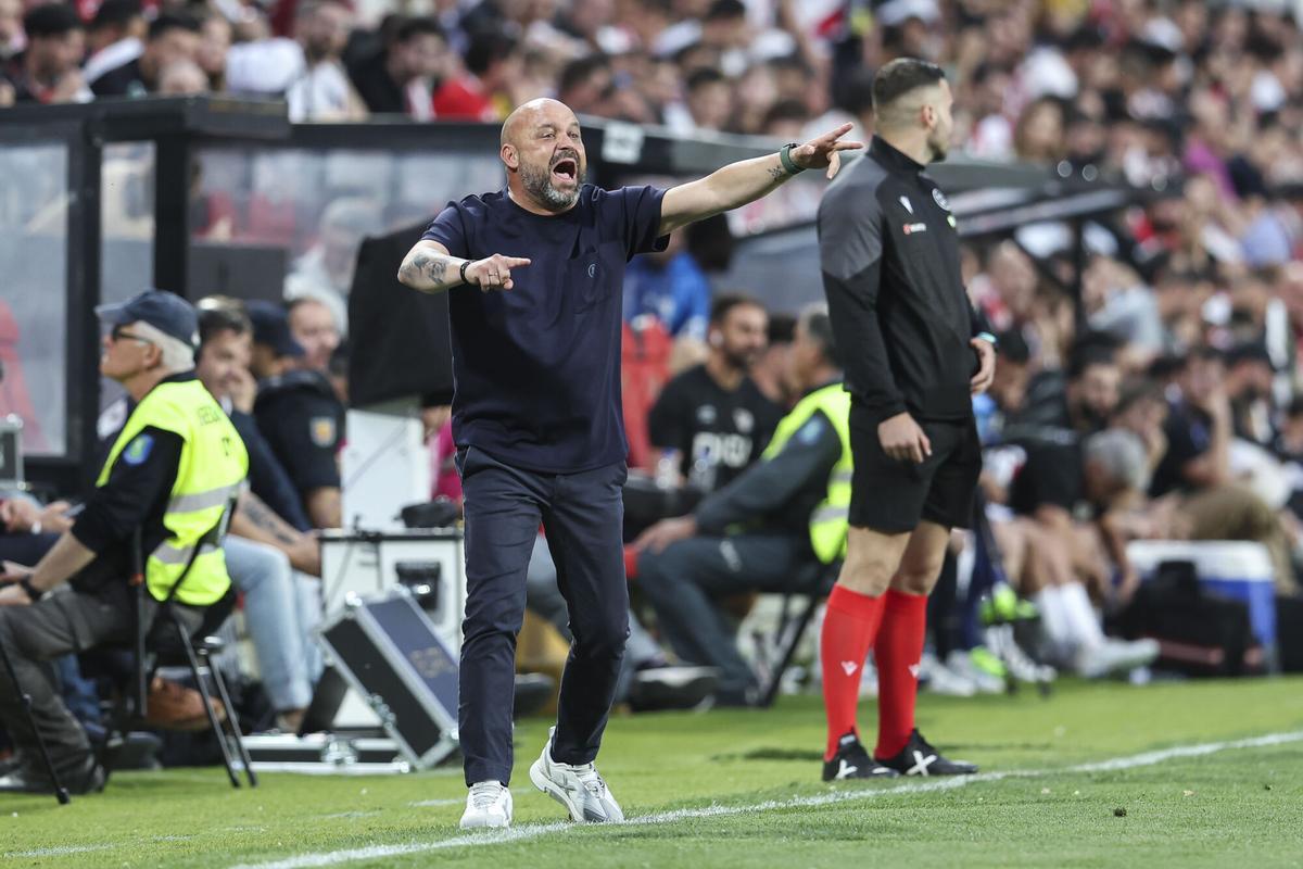 Manolo da instrucciones a sus jugadores durante el partido en Vallecas de este jueves.
