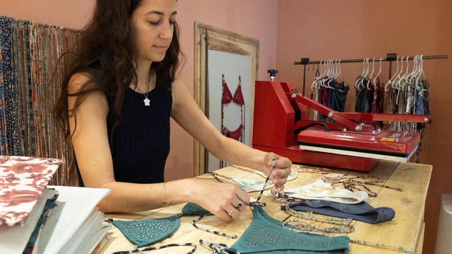 Camila Carles-Tolrá Galofré, en el corner-taller de su tienda de Sant Gervasi.