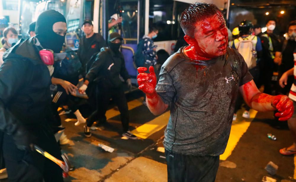 La violencia marcó este lunes una intensa jornada de huelga convocada por el movimiento de protesta hongkonés.