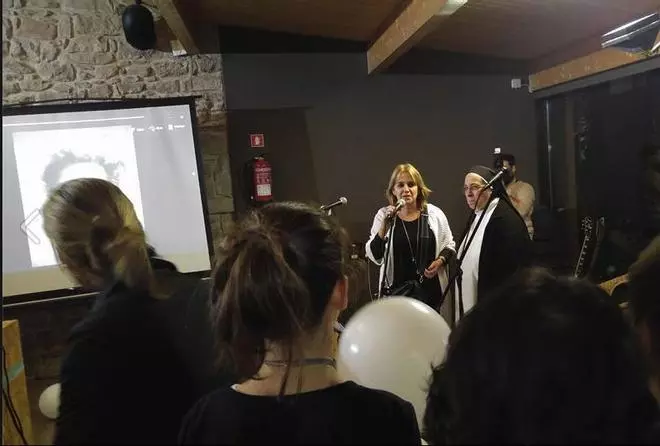 Sor Lucia Caram fa anys envoltada d'amics