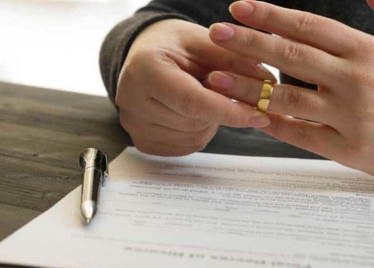 Imagen simbólica de la firma de un expediente de divorcio.
