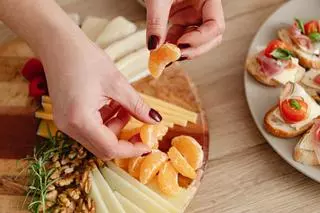 Día Mundial del Aperitivo: Sorprende a tus invitados con estas tablas para servir quesos y embutidos