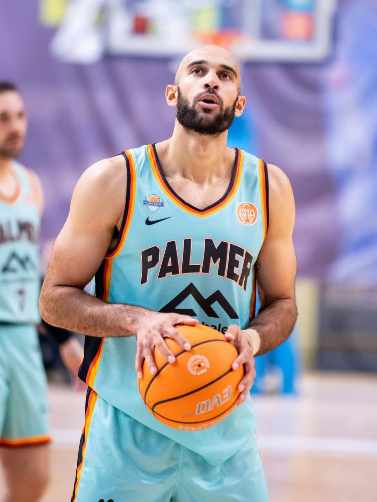 Scrubb lanza un tiro libre esta temporada.