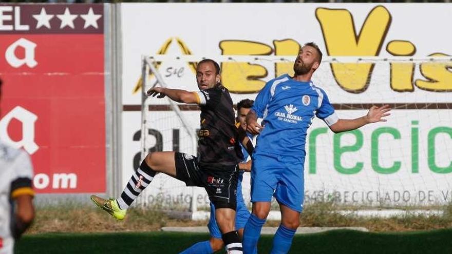 Pichón lucha por un balón.