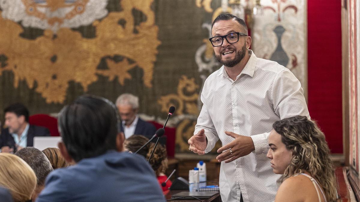 Intervención de Rafa Mas, portavoz de Compromís, en un pleno celebrado en el Ayuntamiento de Alicante.