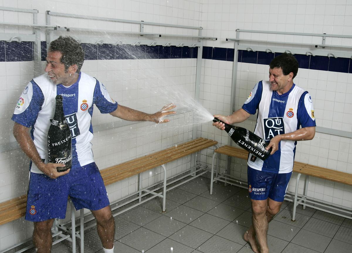 SANT ADRIA   07.06.2007   LOS JUGADORES DEL RCD ESPANYOL, RAUL TAMUDO Y RAFA MARAÑON, SE BAÑAN EN CAVA PARA CELEBRAR EL NUEVO RECORD BLANQUIAZUL  DE GOLES DEL JUGADOR DE SANTA COLOMA. FOTOGRAFIA DE JORDI COTRINA. EQUIPOS FUTBOL , ESPANYOL , CELEBRACION RECORD GOL GOLES MARCADOS , RAUL TAMUDO , RAFA MARAÑON _ PUBLICADA DEPORTES 11/06/2007 P 13