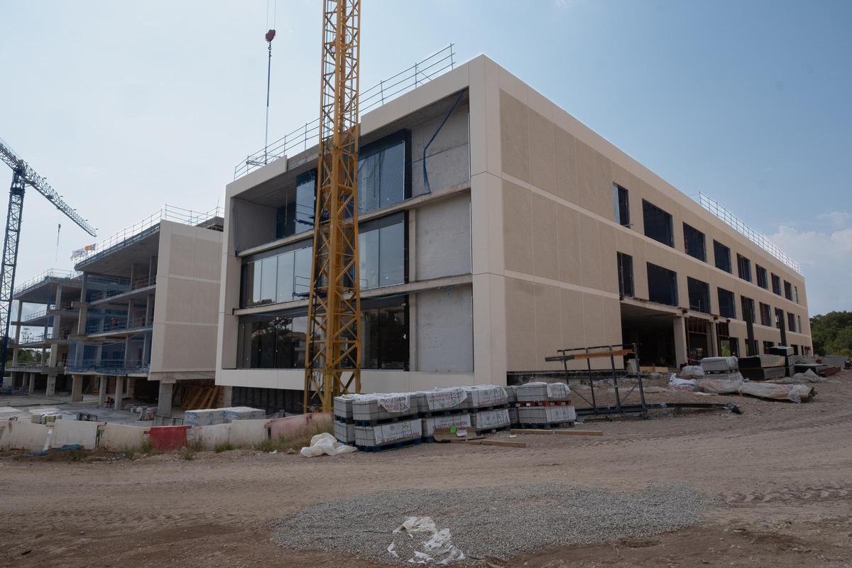 El hospital de media estancia, el edificio de consultas y el centro de salud, en primer término, el edificio más avanzado