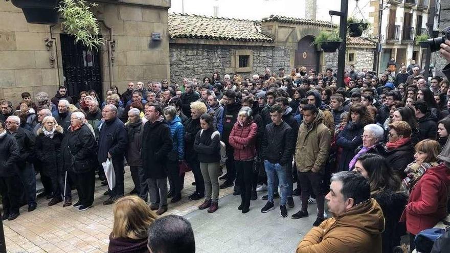 Concentración y minuto de silencio ante el ayuntamiento de Ermua. // Europa Press