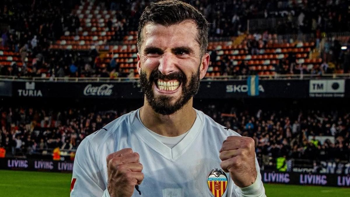José Luis Gayà celebra la remontada al Alavés en Mestalla.