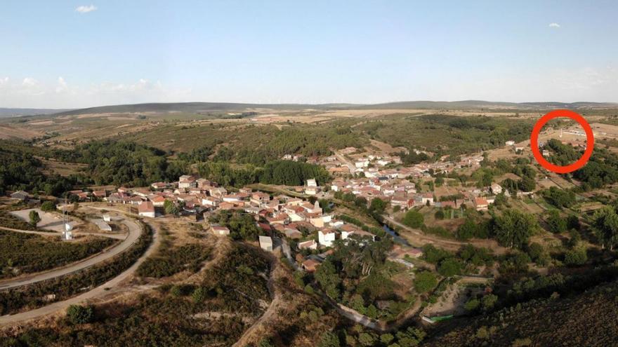 En el círculo, marcada la situación de la torre de telecomunicaciones en Valer de Aliste. | CH. S.