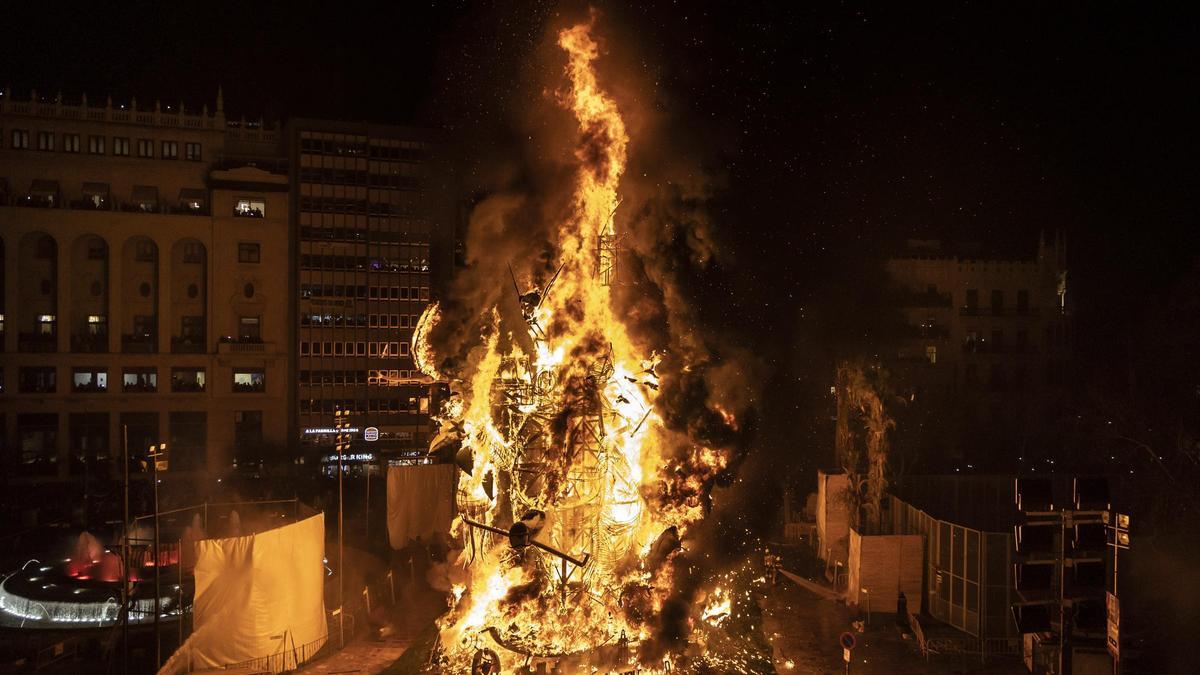 Crema de la Falla Municipal en las Fallas 2023