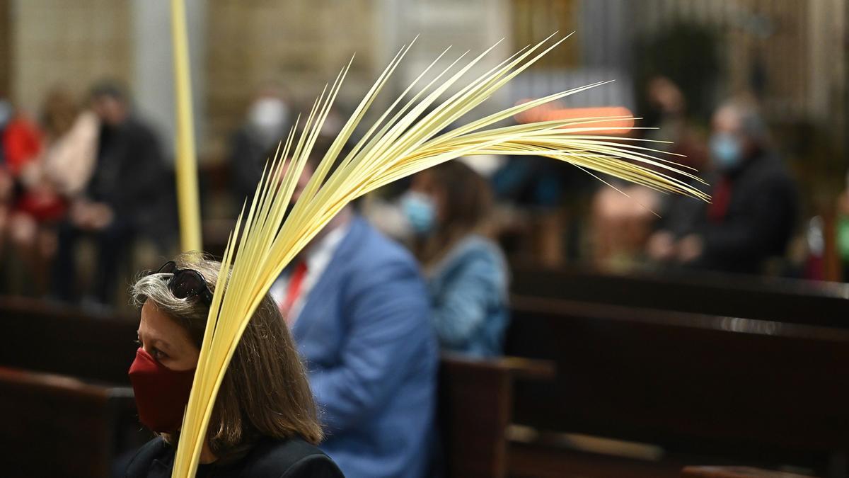 Feligreses en una iglesia durante el Domingo de Ramos.