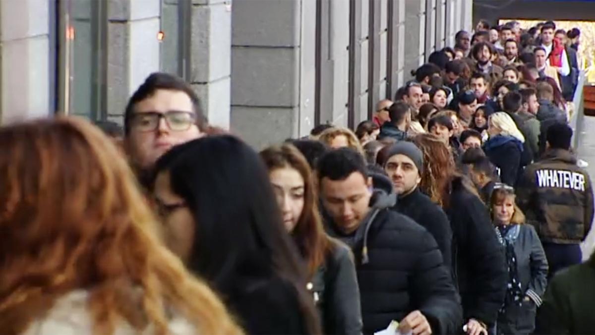 Miles de personas han hecho cola en el centro de Madrid para entregar su currículum en un hotel.