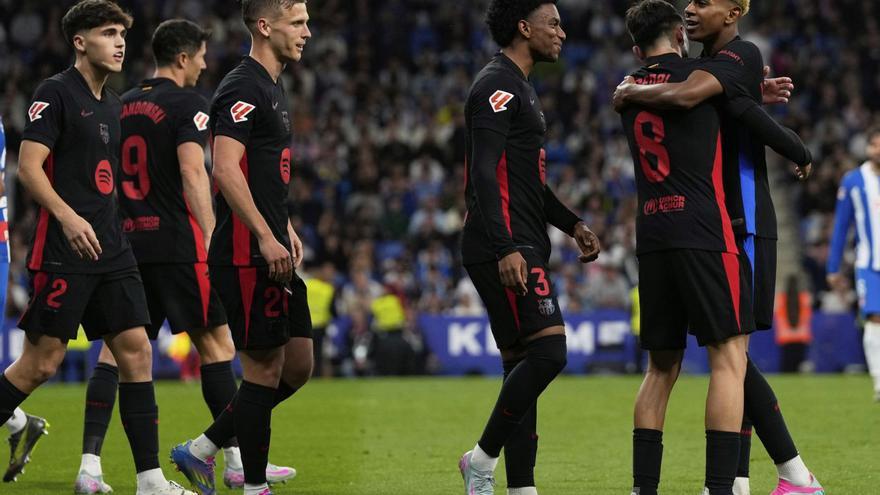 Los jugadores del Barça abrazan a Lamine tras su gol. | | AP